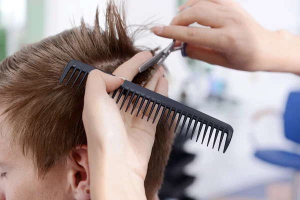 Jeune homme dans un salon de beauté — Photo