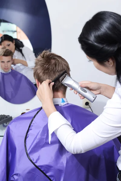 Jeune homme dans un salon de beauté — Photo