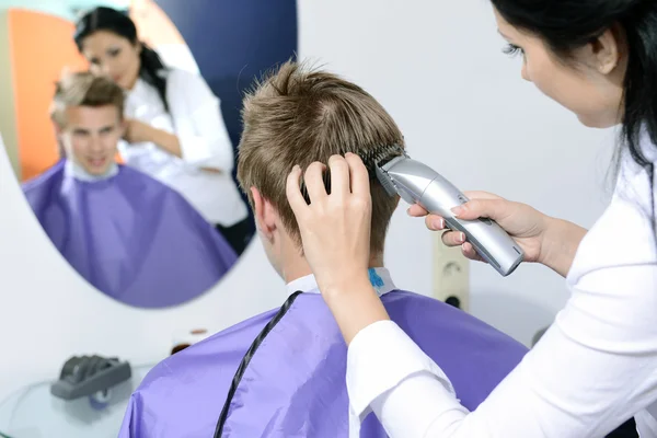 Junger Mann im Schönheitssalon — Stockfoto