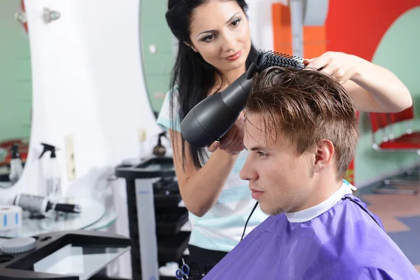 Jonge man in beauty salon — Stockfoto