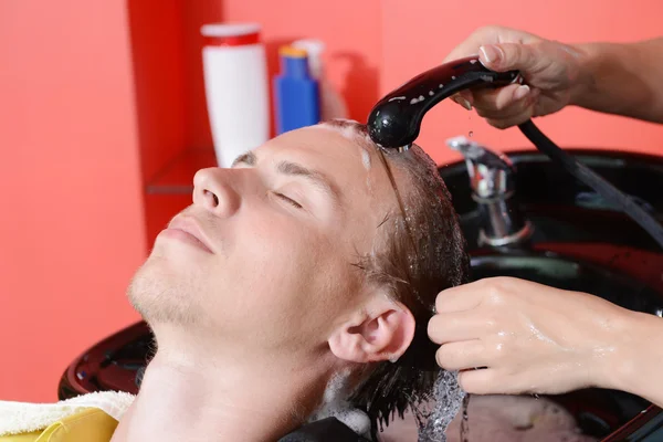 Young man in beauty salon — Stock Photo, Image