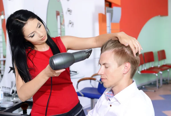 Young man in beauty salon — Stock Photo, Image