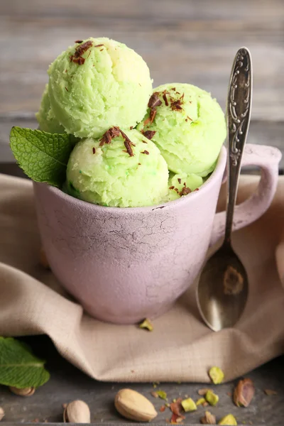 Фисташковое мороженое — стоковое фото