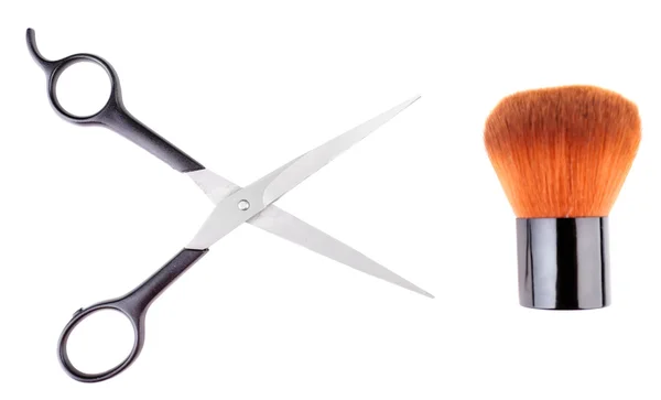 Кисть для макияжа и ножницы — стоковое фото