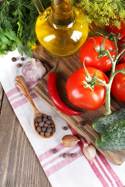 Verse groenten met kruiden en specerijen — Stockfoto