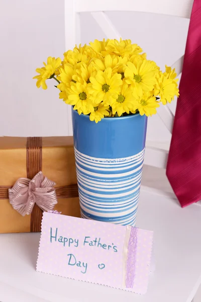 Bouquet of flowers, gift box and tie on Fathers Day — Stock Photo, Image