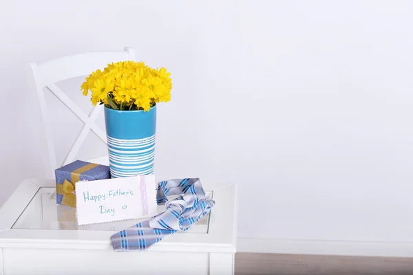 Bouquet bunga, kotak hadiah dan dasi pada Hari Ayah — Stok Foto