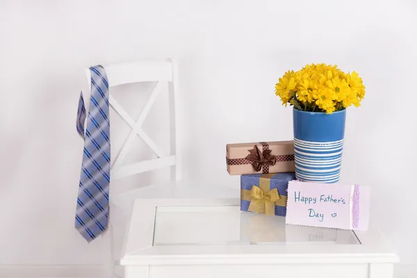 Bouquet of flowers, gift boxes and tie on Fathers Day — Stock Photo, Image