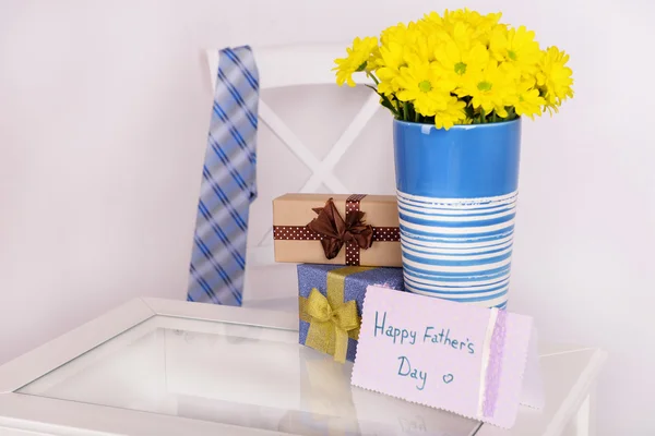 Bouquet of flowers, gift boxes and tie on Fathers Day — Stock Photo, Image