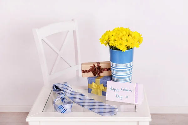 Букет цветов, подарочные коробки и галстук на День отца — стоковое фото