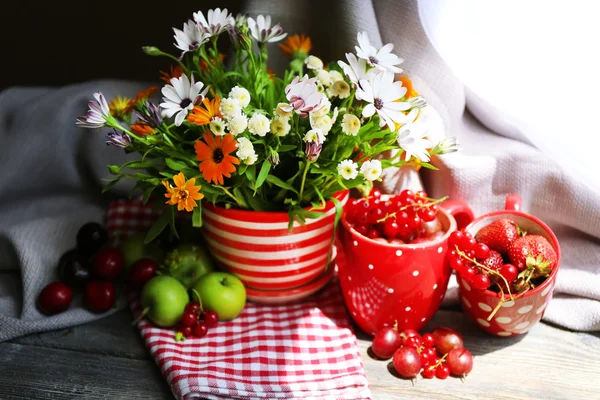 Beeren und Blumen — Stockfoto