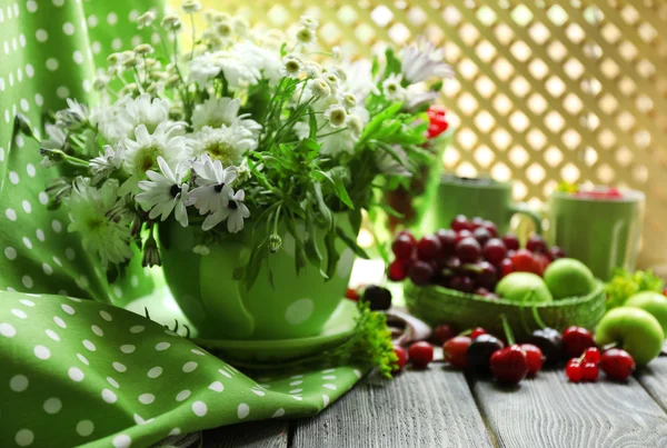 Berries and flowers — Stock Photo, Image