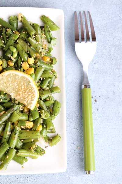 Salade met groene bonen en maïs — Stockfoto