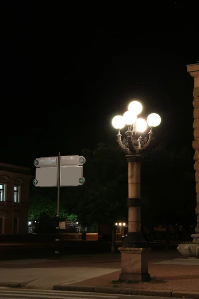 Vista de candeeiro iluminado na cidade à noite — Fotografia de Stock