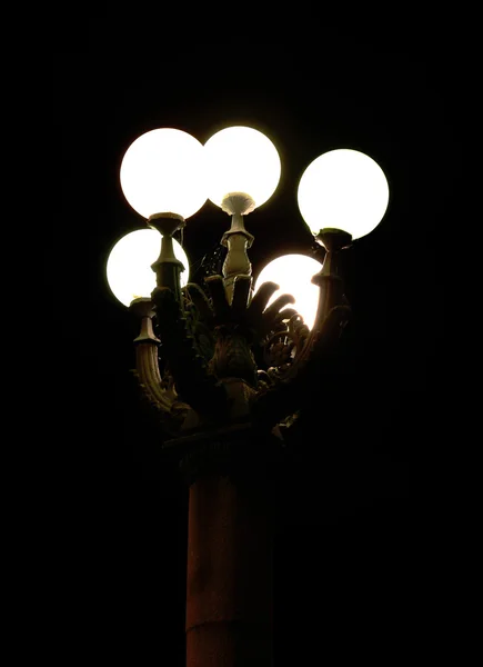 Vue du lampadaire éclairé en ville la nuit — Photo