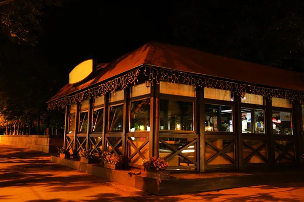 Café nocturno en calle peatonal — Foto de Stock