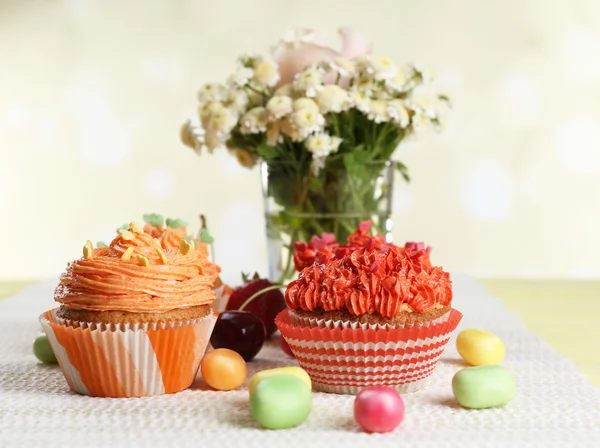 Cupcakes saborosos na mesa — Fotografia de Stock