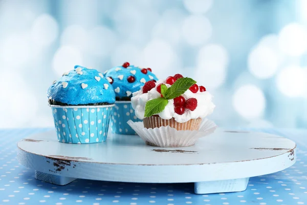 Tasty cupcakes on table — Stock Photo, Image