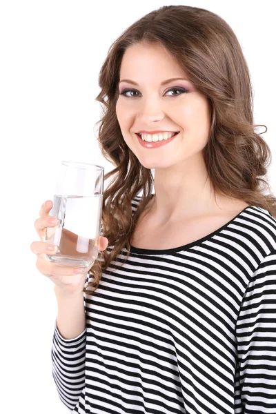 Красивая девушка пьет воду, изолированную на белом — стоковое фото