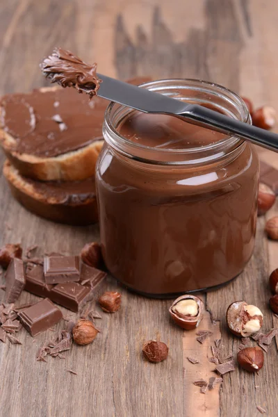 Crema de chocolate dulce en tarro — Foto de Stock