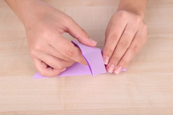 Mãos fazendo figura de origami — Fotografia de Stock