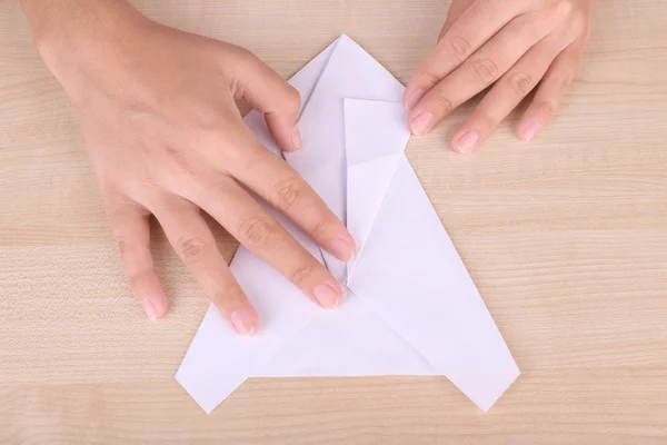 Mani che fanno origami figura — Foto Stock
