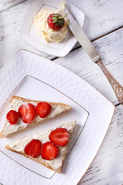 Toast met boter en verse aardbeien — Stockfoto