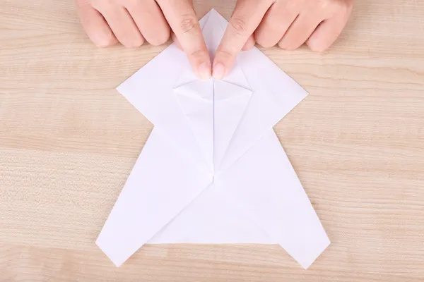 Mani che fanno origami figura — Foto Stock