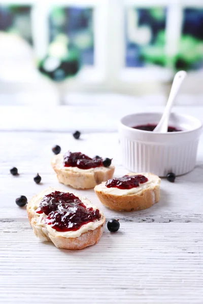 Bread with butter and blackcurrant jam — Stock Photo, Image