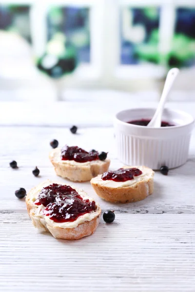 Bröd med smör och svarta vinbär sylt — Stockfoto