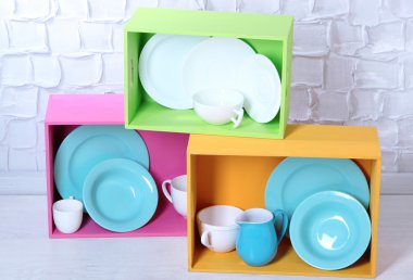 Parlak raflar ve kutuları