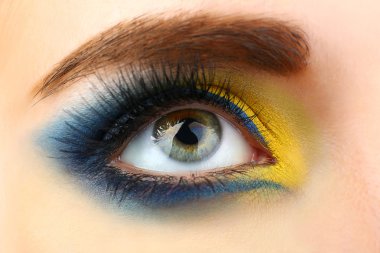 güzel göz ile parlak bir makyaj, yakın çekim
