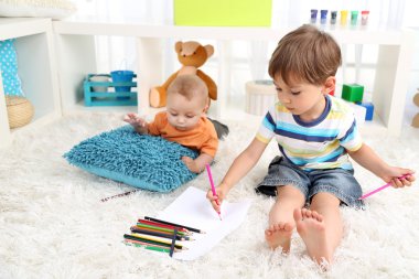 Odada oynayan sevimli küçük çocuklar