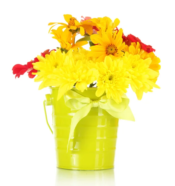 Buquê de belas flores de verão em balde, isolado em branco — Fotografia de Stock