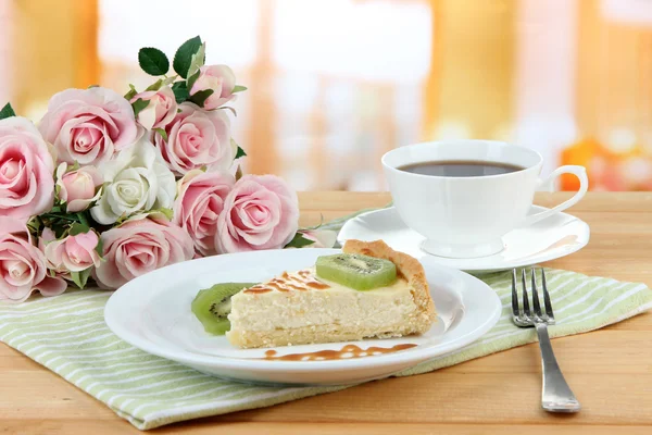 Fetta di cheesecake con kiwi — Foto Stock