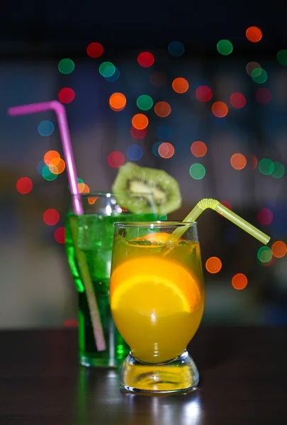 Assortiment van heerlijke cocktails op lichte achtergrond — Stockfoto