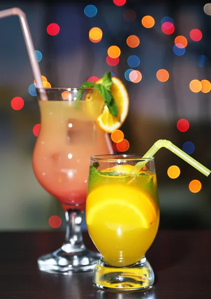 Sortiment av välsmakande cocktails på ljus bakgrund — Stockfoto