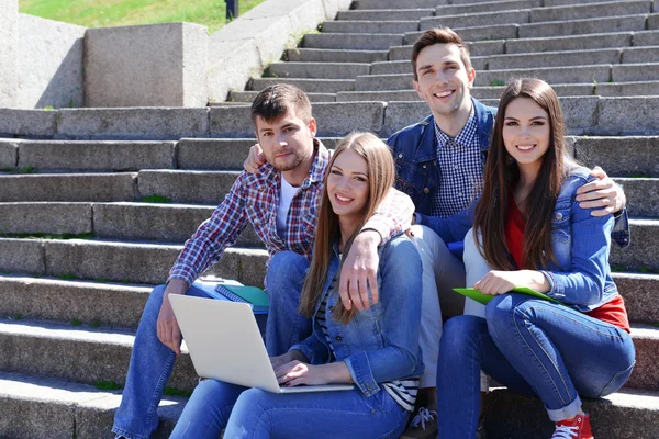 Estudantes sentados nas escadas — Fotografia de Stock