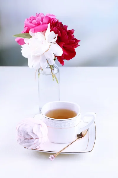 Peonies and tea — Stock Photo, Image