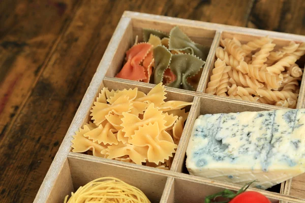 Productos en caja de madera —  Fotos de Stock