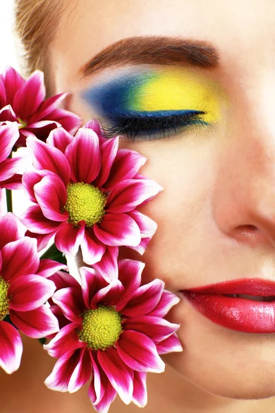 Beautiful woman with bright make-up and flower, close up — Stock Photo, Image