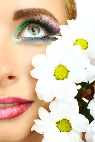 Bella donna con trucco luminoso e fiore, da vicino — Foto Stock