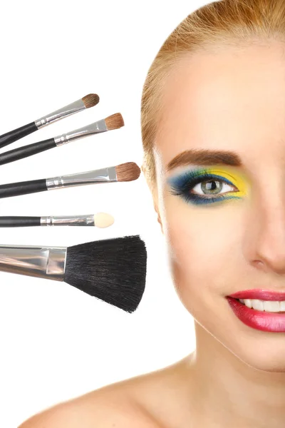 Gyönyörű nő és világos make-up ecset, elszigetelt fehér — Stock Fotó