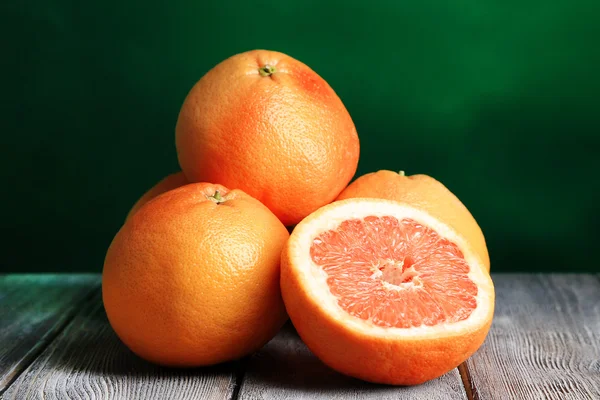 Grapefruits auf Holzbrett — Stockfoto