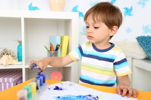 Bonito menino pintando no quarto — Fotografia de Stock