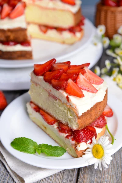 Biscuit cake with strawberries — Stock Photo, Image