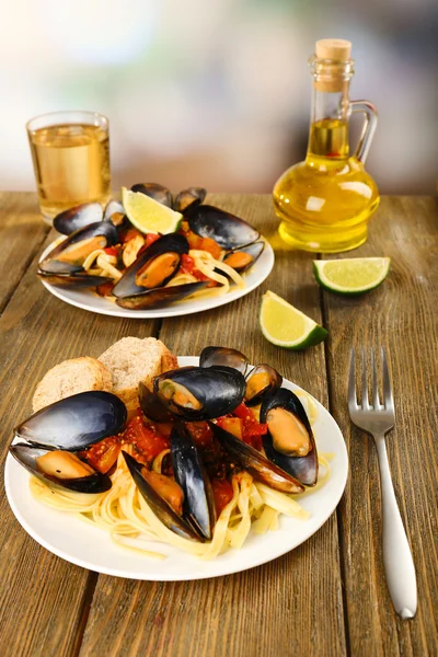 Noodles with mussels — Stock Photo, Image