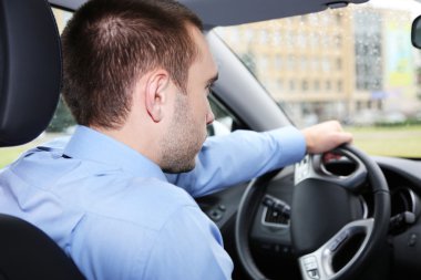 Arabayı süren adam. 