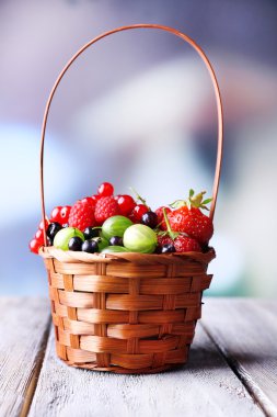 Orman meyveleri sepeti