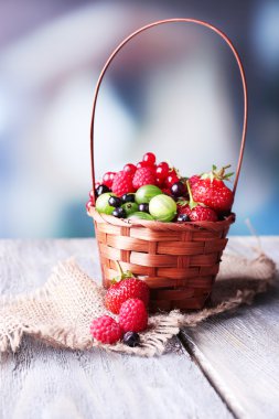 Hasır sepet içinde çilek